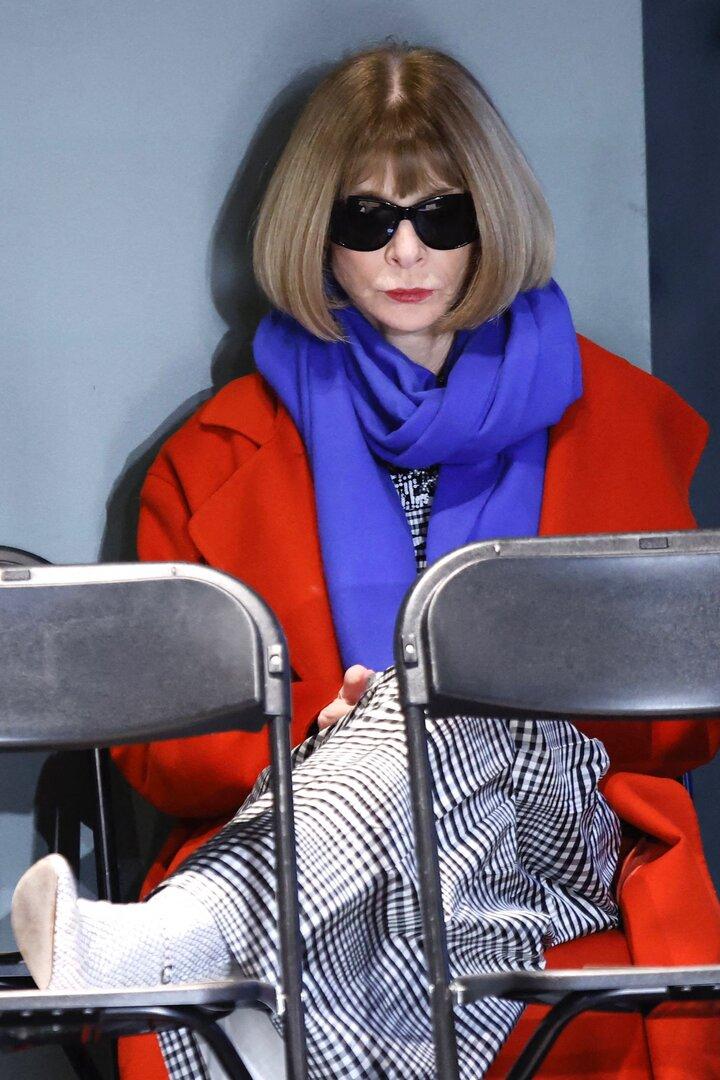 Wintour wartet als erster Gast auf die Show von Collina Strada