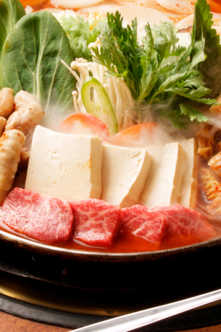 Hotpot mit Nudeln, Fleisch in einer Schüssel, Hot-Pot