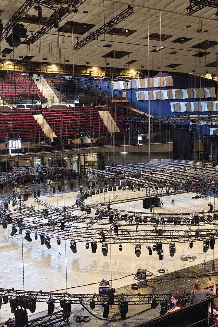 Aufbau der Bühne für den ESC in der Stadthalle