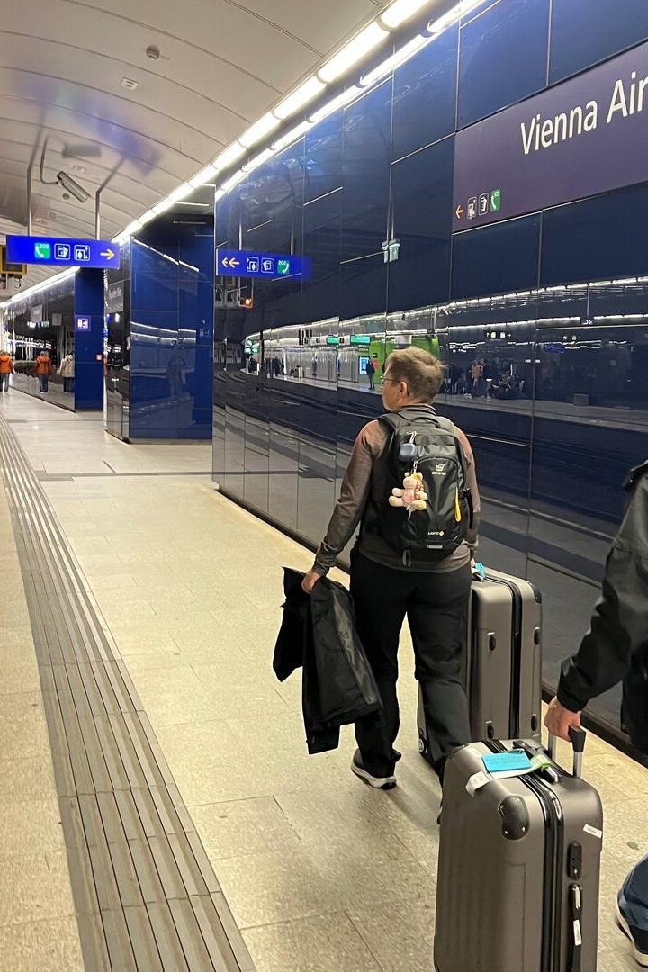 Reisende in der S-Bahn-Station Flughafen