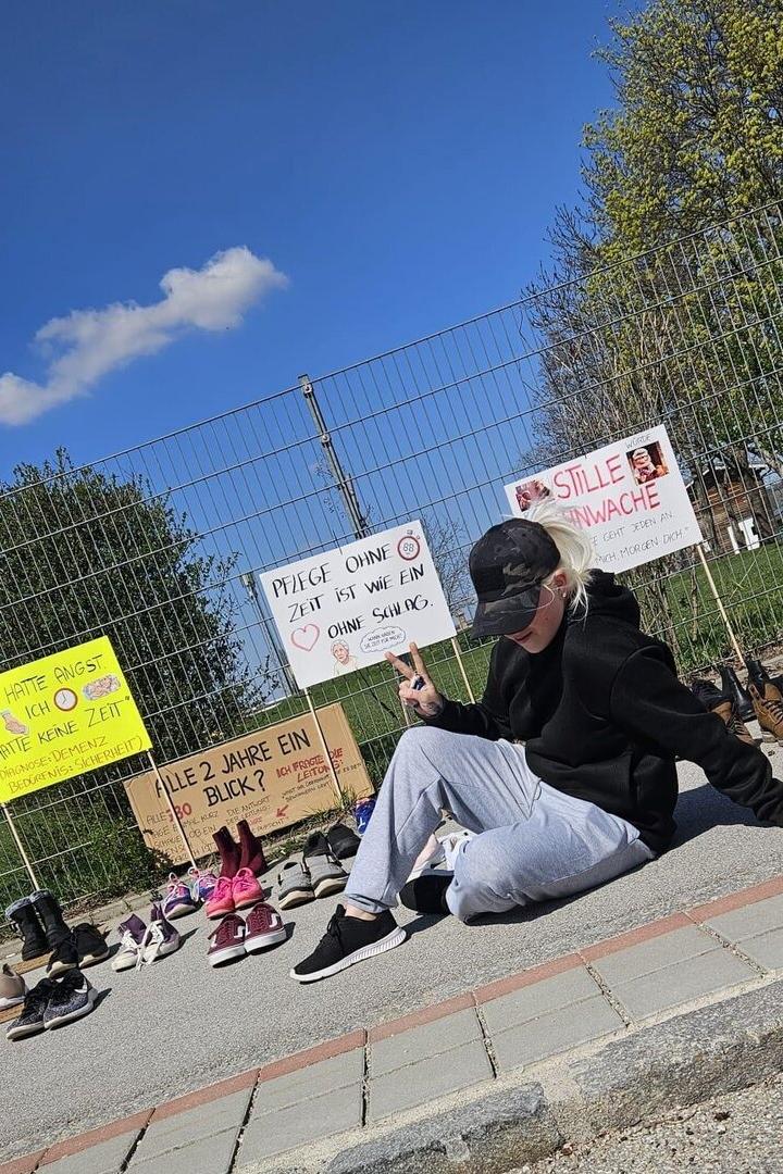 Lisa F. bei ihrem stillen Protest vor dem Pflegeheim.