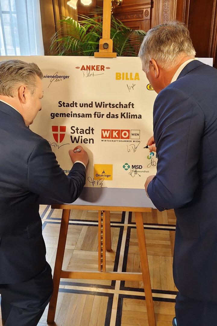 Michael Ludwig und Walter Ruck unterschreiben die Klimaallianz Wien.