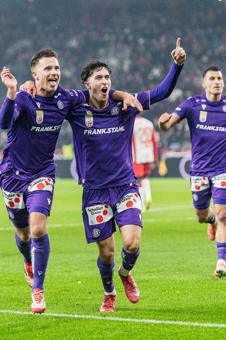 Austria-Spieler Eggestein und seine Kollegen bejubeln ein Tor.