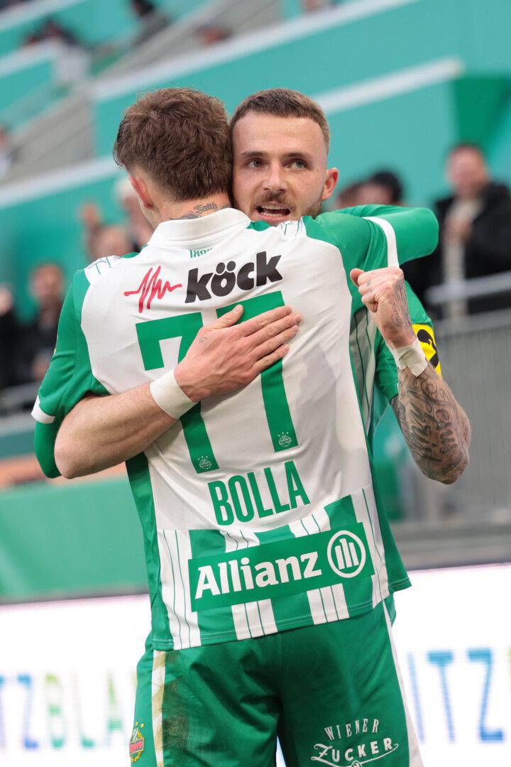 Jannes Horn jubelt mit Bolla für Rapid