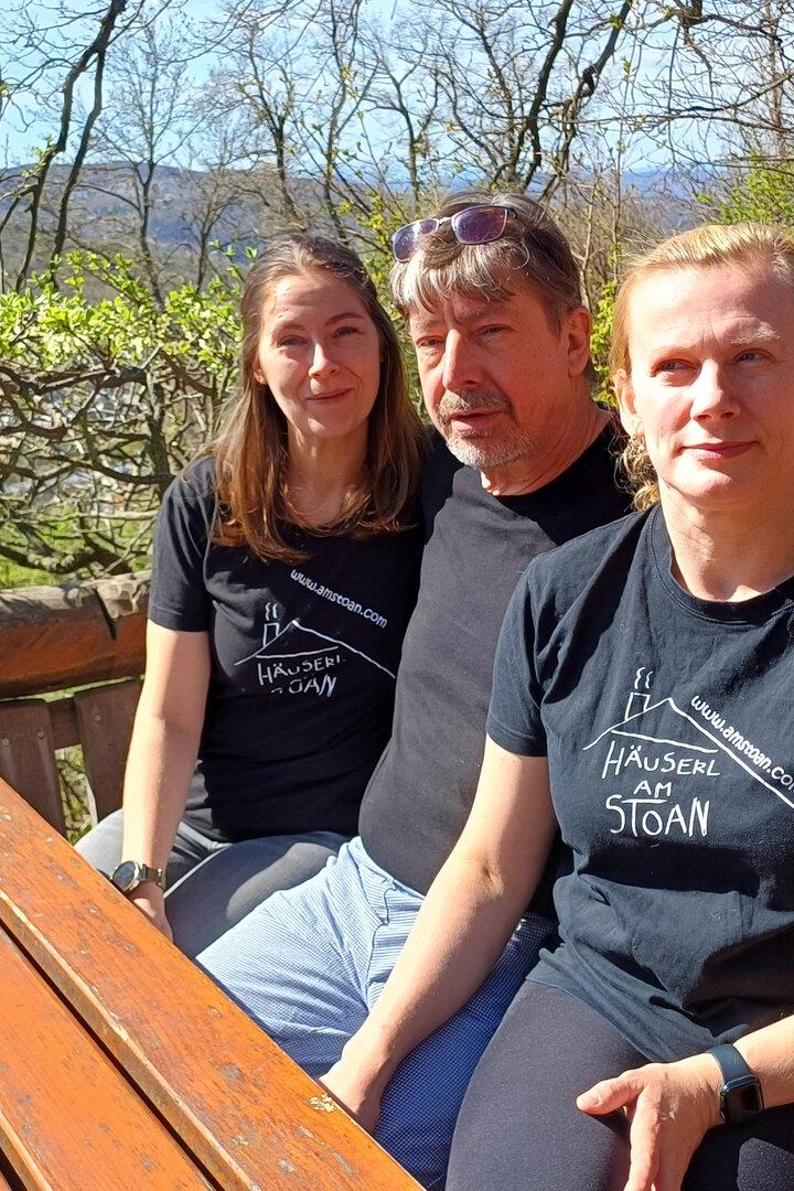 Die Familie vom Häuserl am Stoan: Yvonne, Monika und der Hausherr Andreas in der Mitte.  