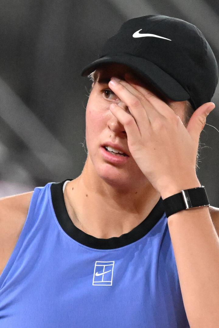 Lilli Tagger greift sich mit der Hand auf die Stirn.