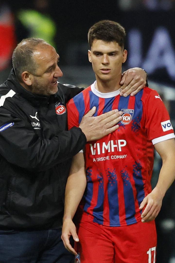 Doppeltorschütze: Honsak mit Trainer Frank Schmidt (Archivbild).