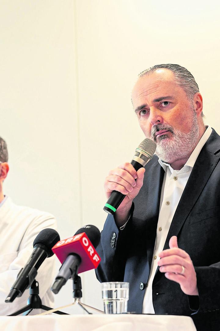 Landeshauptmann Hans Peter Doskozil mit Herzchirurg Wolfgang Dietl.