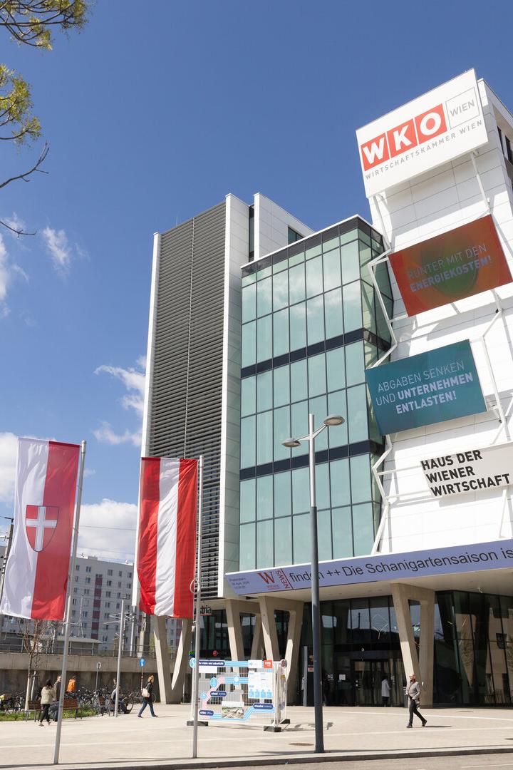 Das Haus der Wiener Wirtschaft mit Glasfassade am Praterstern. 