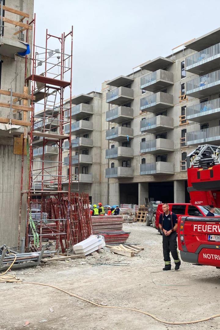 Mehrere Einsatzfahrzeuge sind derzeit vor Ort. 