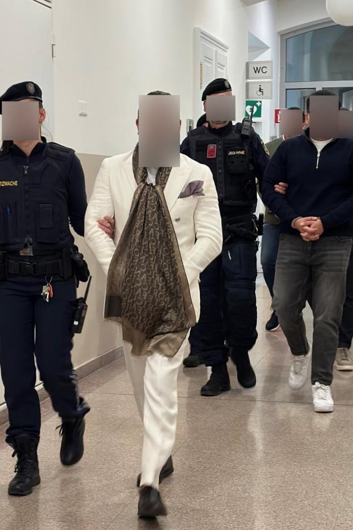 Angeklagte und Justizwachebeamte