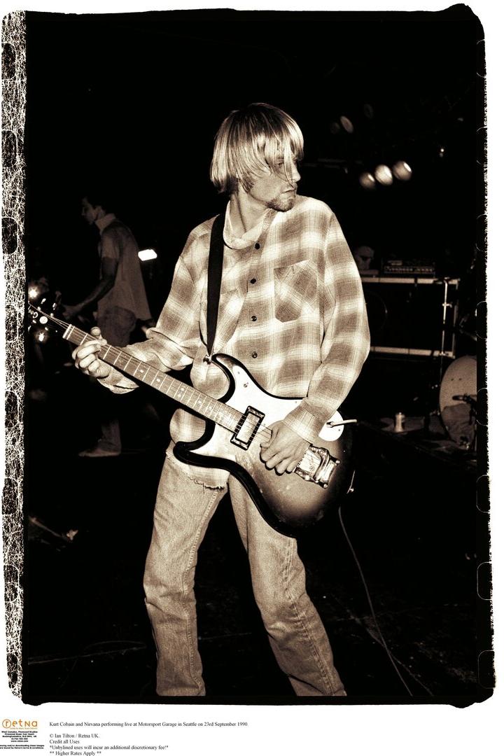 Nirvana-Frontman Kurt Cobain bei einem Auftritt in Seattle - mit Karohemd und Gitarre in der Hand