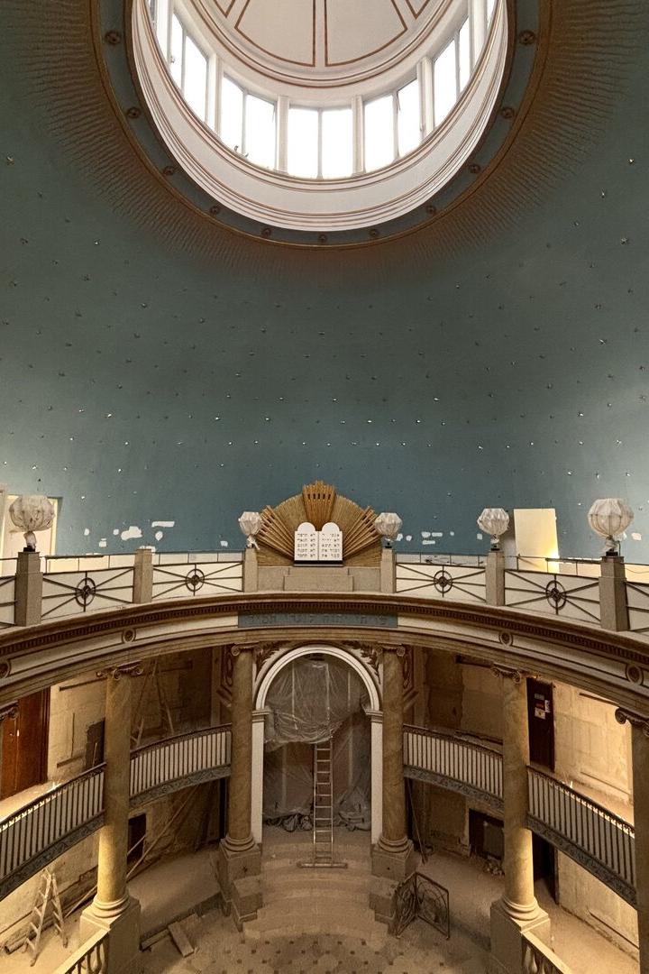 Großer, runder Saal mit Kuppel, umlaufender Galerie, Säulen und einer zentralen Nische mit hebräischen Tafeln.