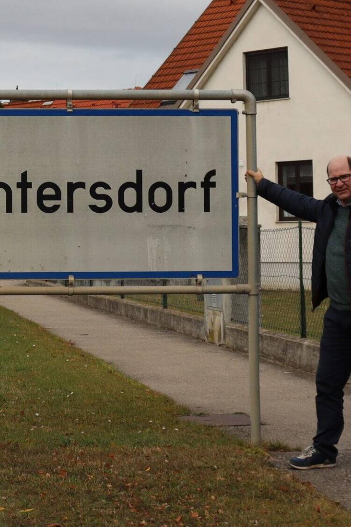 Roland Weber bei der Guntersdorfer Ortstafel