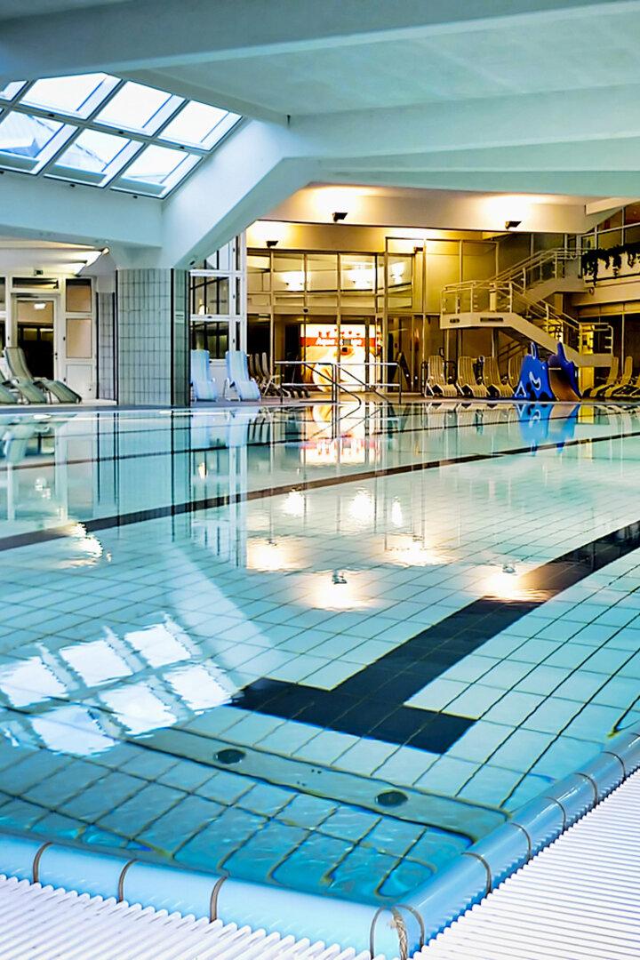 Ein Hallenbad von innen