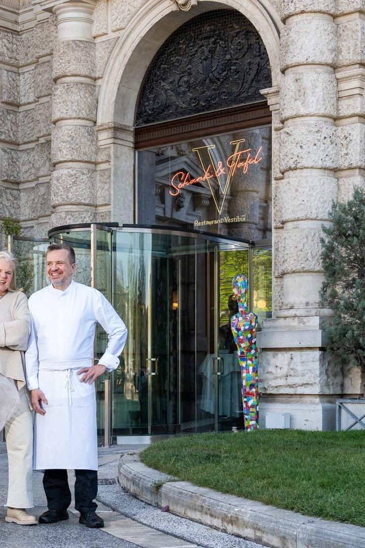 Chefin Veronica Doppler und Chefkoch Christoph Schuch. vor ihrem Restaurant Vestibül im Wiener Burgtheater