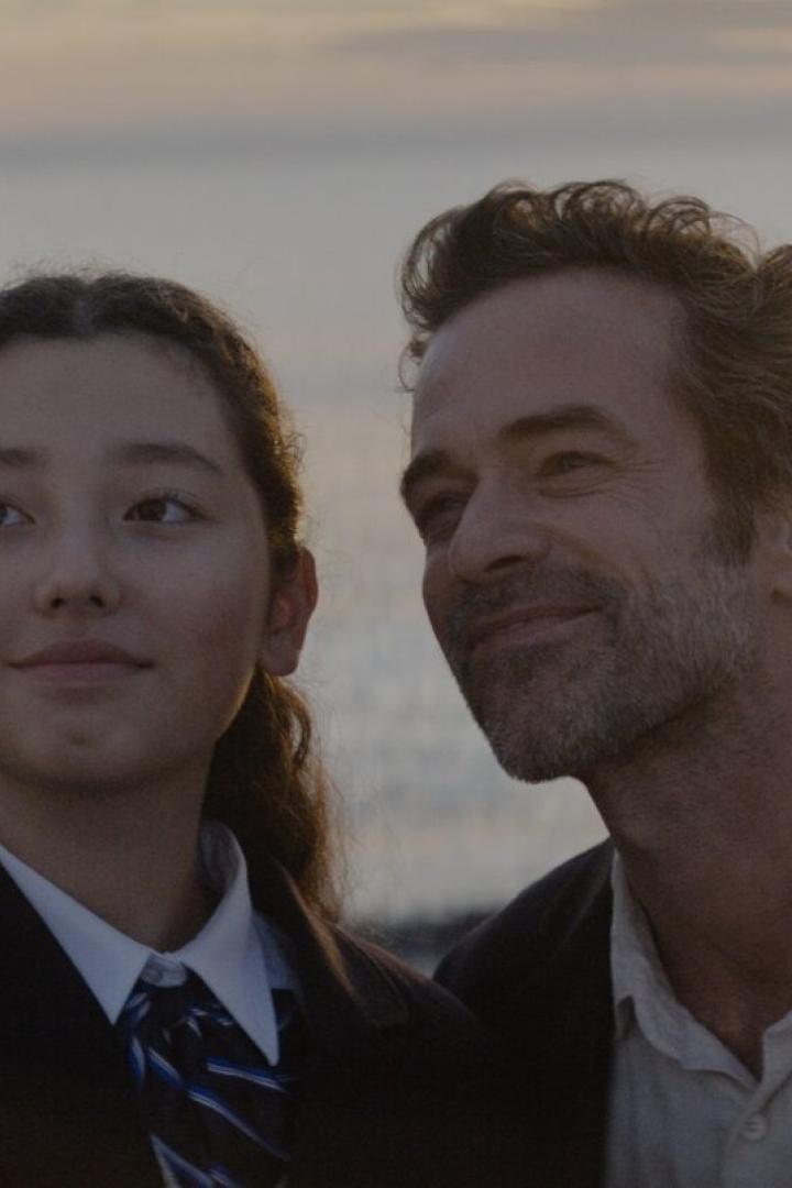 Vater und Tochter machen ein Selfie.