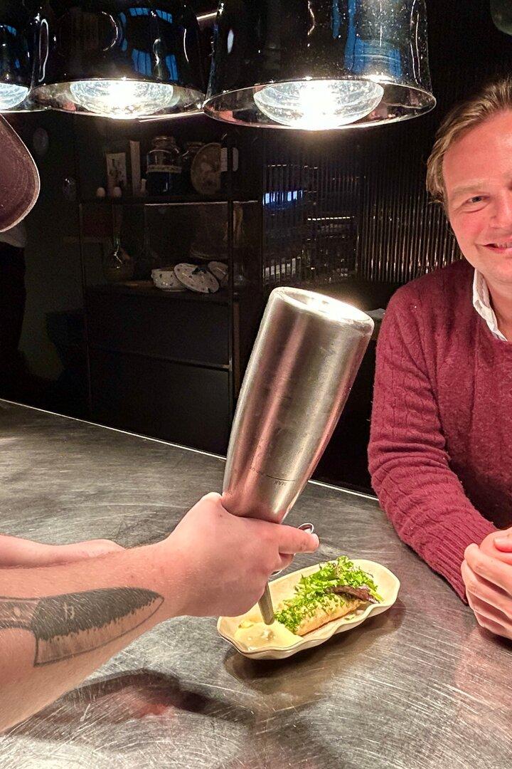 Tono Soravia am sogenannten Pass, wo gerade die Krautfleckerl vollendet werden.