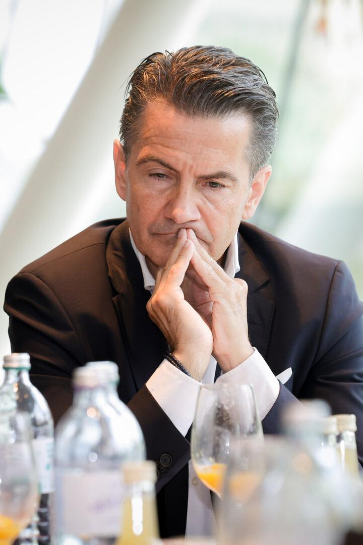 Aufnahme eines Mannes, der am Tisch sitzt