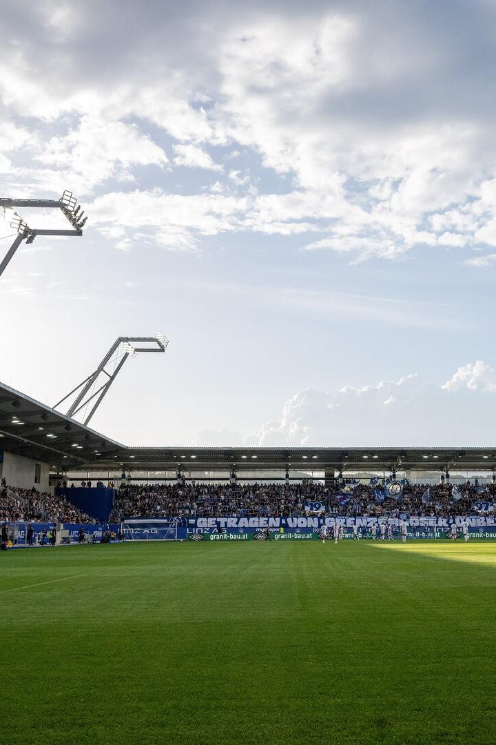 Das Fußballstadion des FC Blau Weiß Linz ist mit Zuschauern gefüllt.