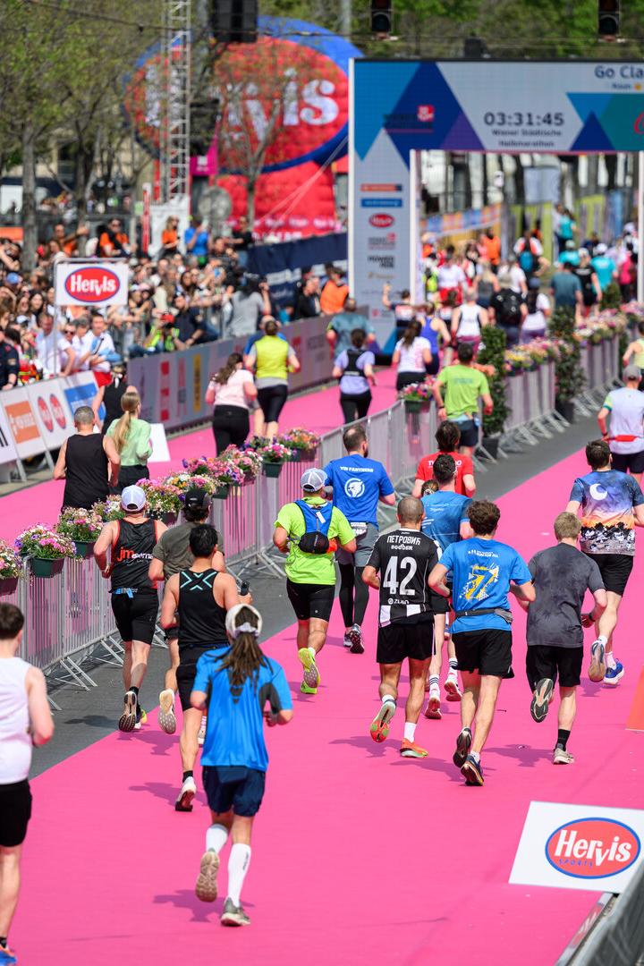 Läufer laufen beim Wien-Marathon in Richtung Ziel.