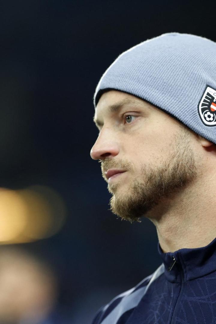 Arnautovic trägt eine graue Mütze mit dem ÖFB-Logo und eine dunkelblaue Jacke.