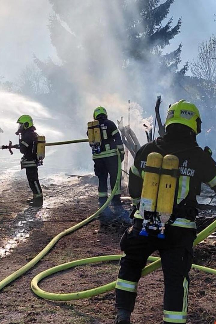 Drei Feuerwehren beim Großbrand in Ternitz-Pottschach im Einsatz.