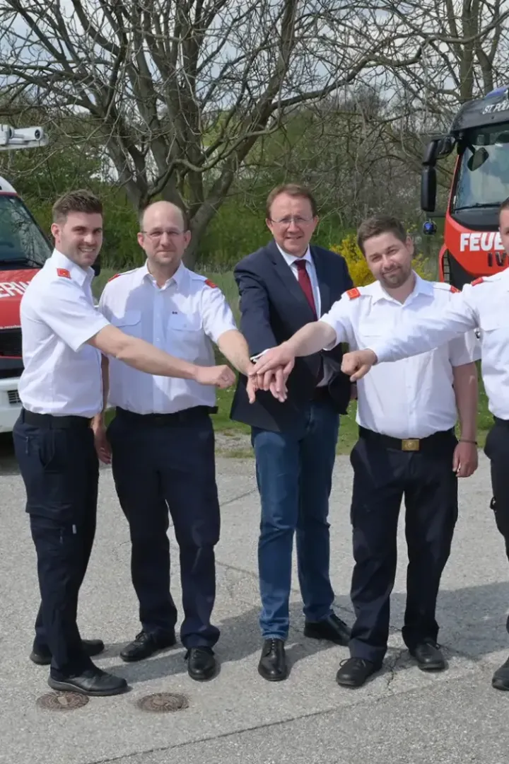 Stadler mit Feuerwehrleuten