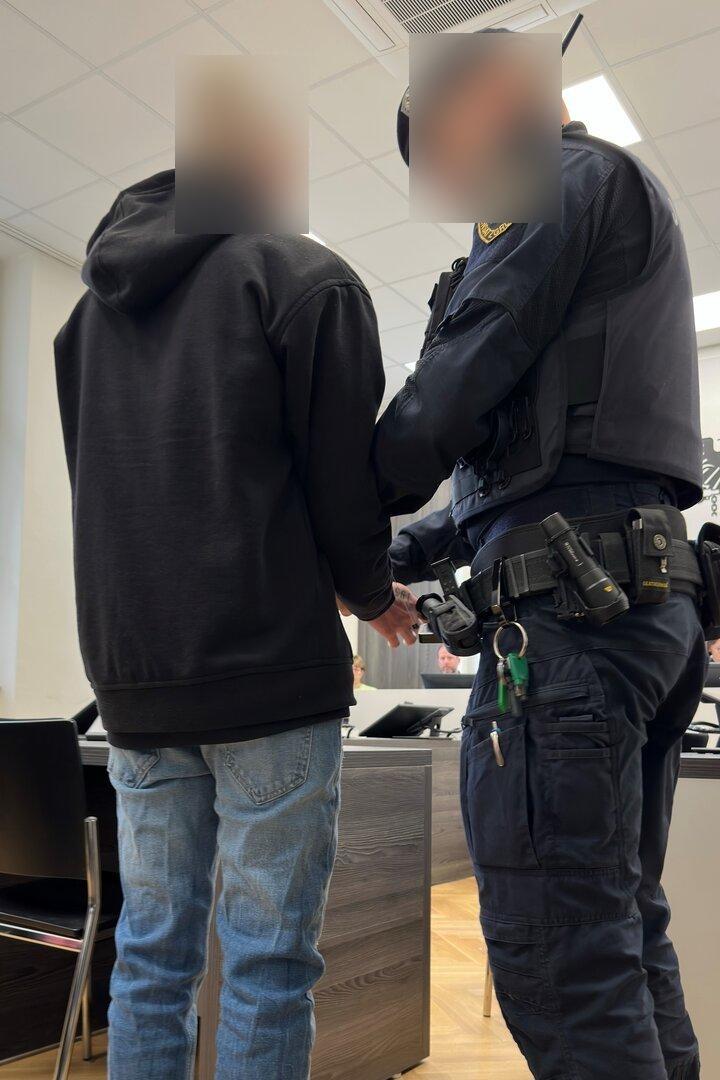 Ein Angeklagter und ein Justizwachebeamter