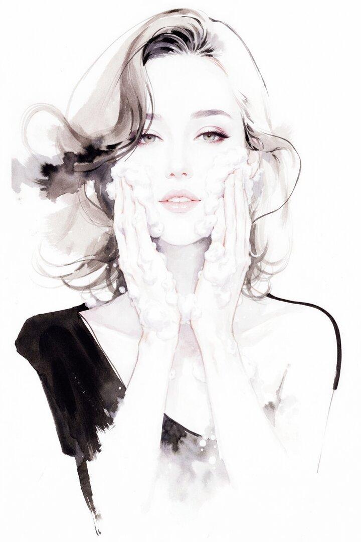 Eine Frau mit schulterlangem Haar wäscht ihr Gesicht mit Schaum und trägt ein schwarzes Oberteil.