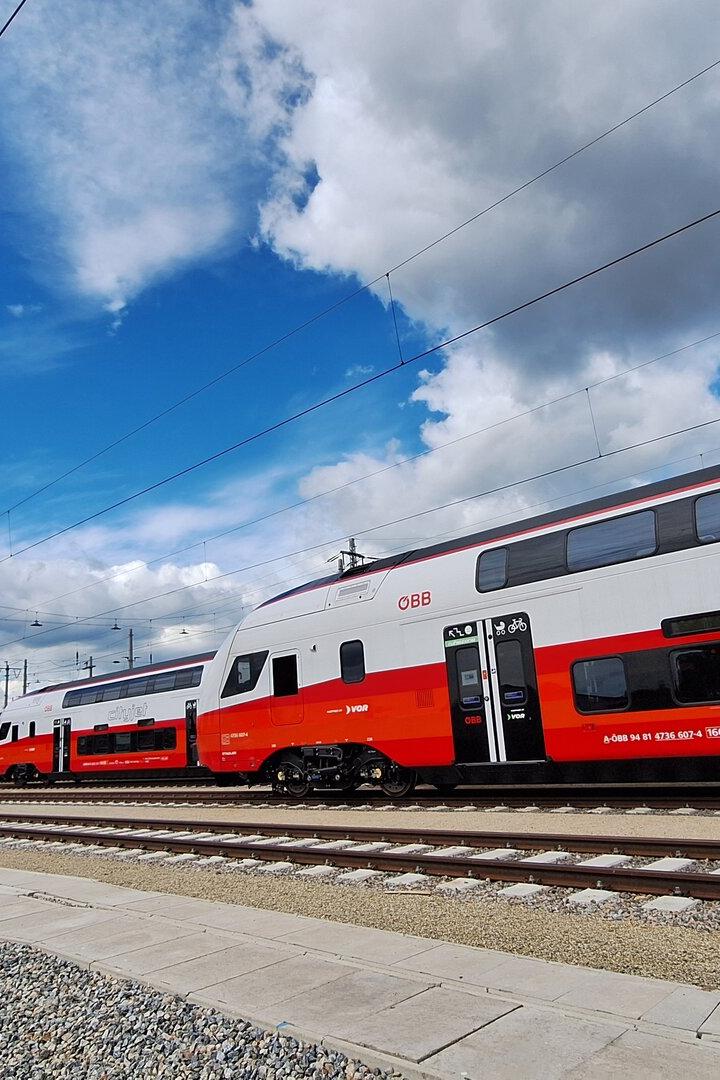 Mehr als ein Dutzend der neuen Cityjets warten auf der Abstellanlage in Floridsdorf. 