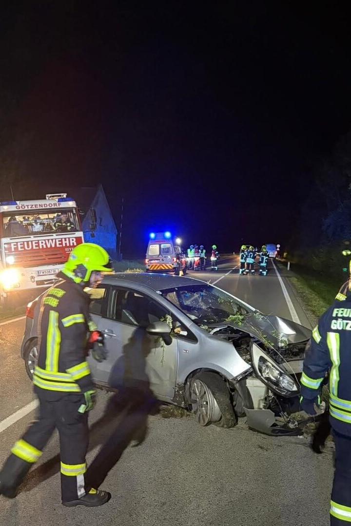 Ein Unfallauto steht auf der Straße, Feuerwehr Götzendorf und Rettungskräfte sind vor Ort.