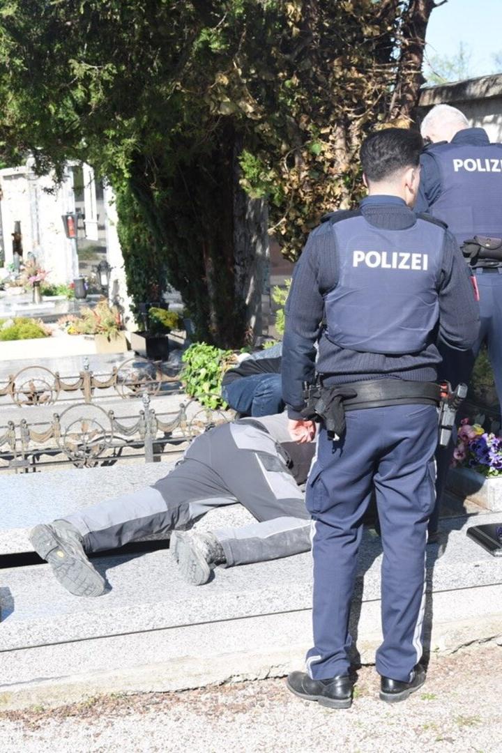 Graböffnung am Friedhof Pottendorf durch die Polizei und einen Steinmetz-Betrieb