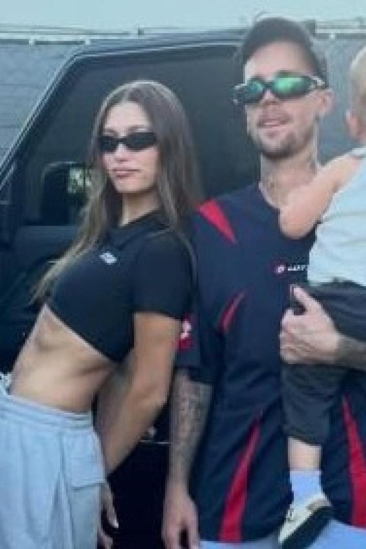 Hailey und Justin Bieber mit Sohn Jack neben einem Auto