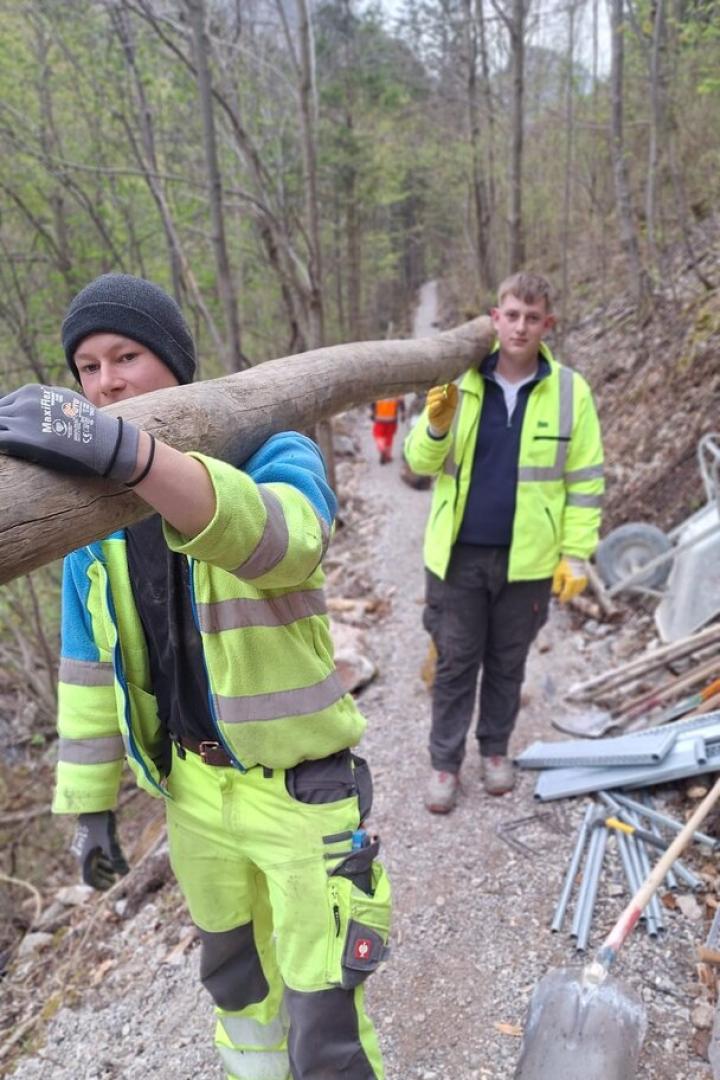 Schüler aus Oberösterreich helfen beim Ausbau des Flusswanderweges
