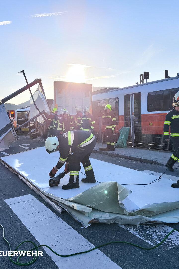 Ein Lkw und ein Zug an einer Unfallstelle