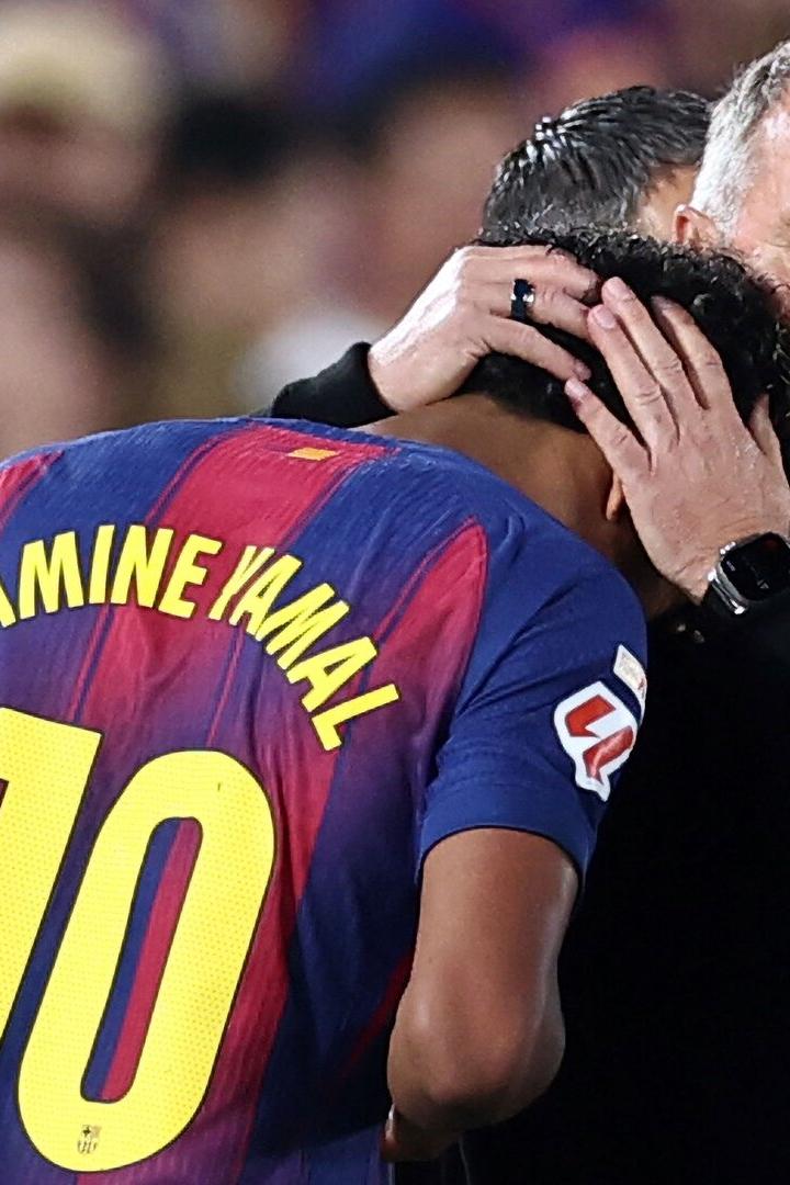 Lamine Yamal musste von Trainer Hansi Flick getröstet werden.