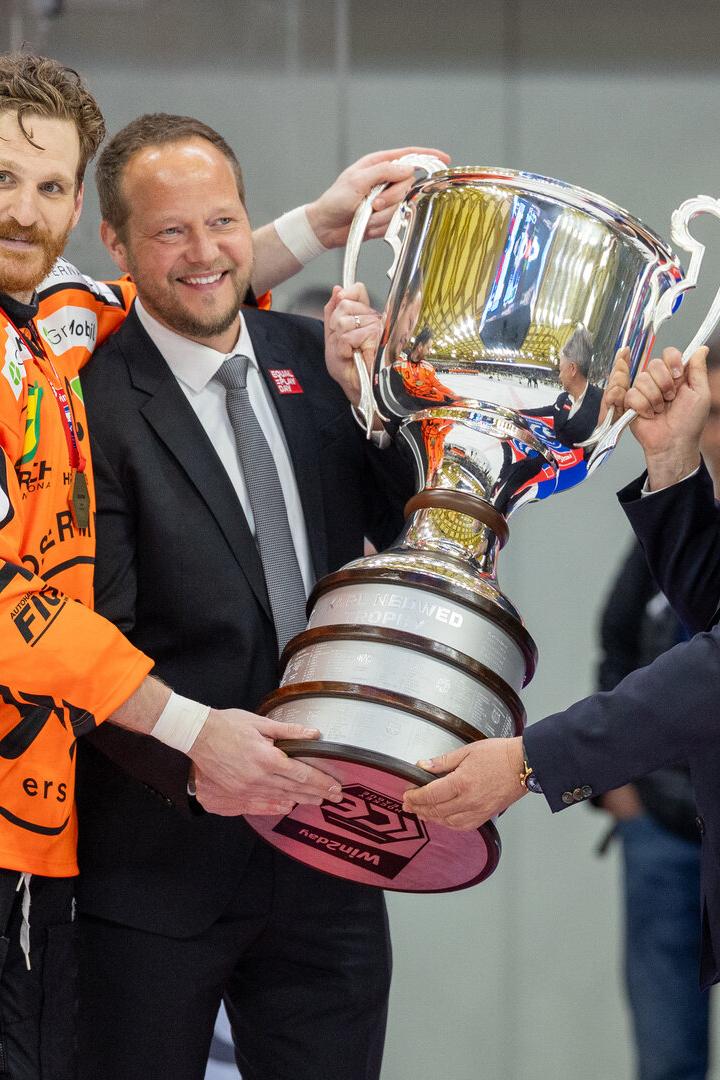 Christian Feichtinger (re.  neben Wolfgang Jethan von win2day) mit Korbinian Holzer