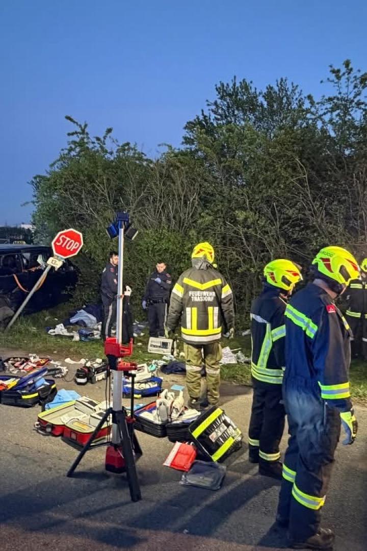 Zahlreiche Einsatzkräfte von Feuerwehr und Rettung versorgen Verletzte an der Unfallstelle bei Moosbierbaum nach der schweren Kollision von Kleinbus und Pkw.