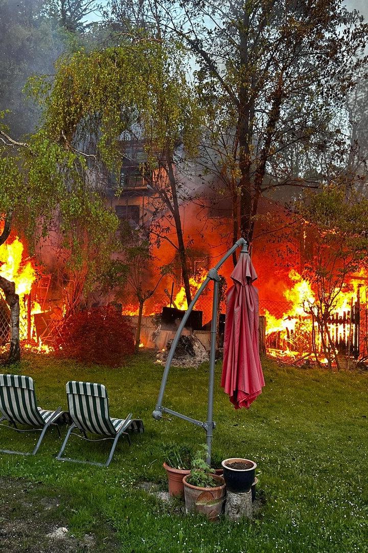 Lichterloh brennendes Haus 