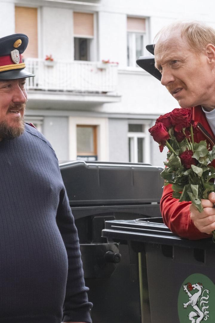 Simon Schwarz(W.A. Metzger) durchwühlt die Mistkübel mit Christoph Krutzler (Petar Wollnar)