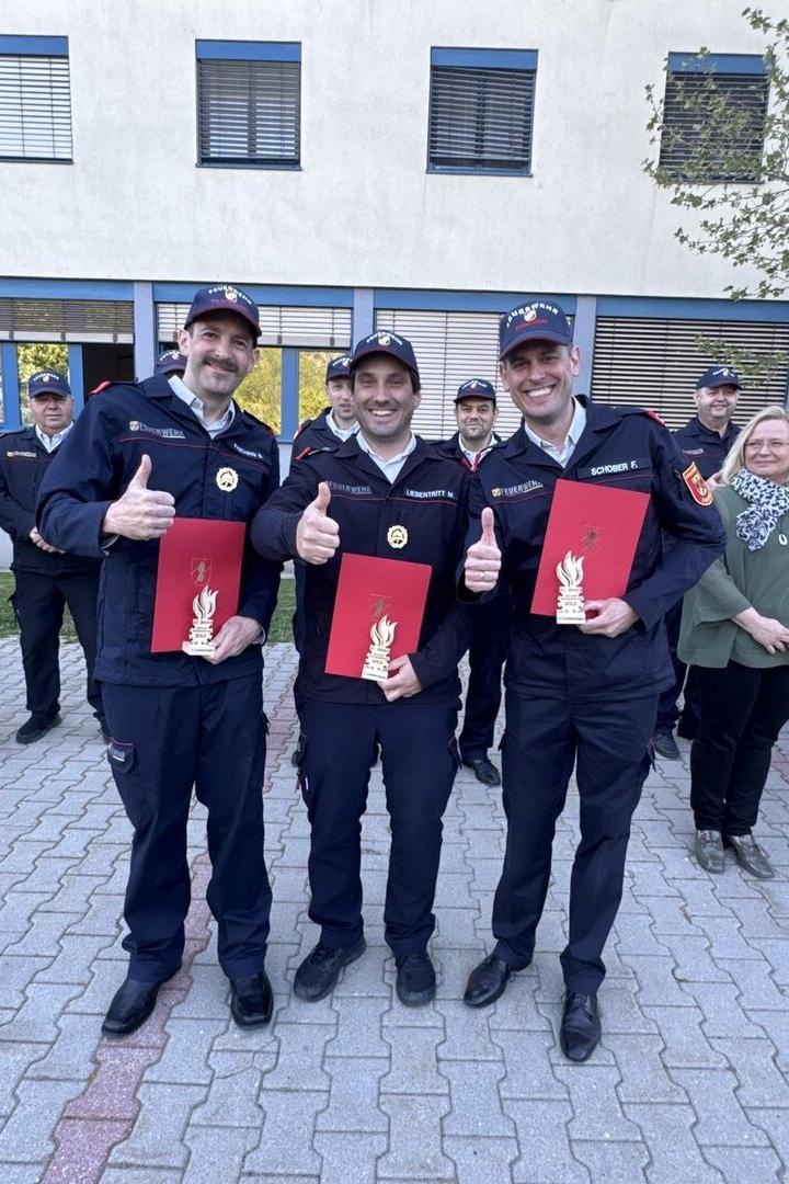 Die drei besten Absolventen der „Feuerwehrmatura“. 