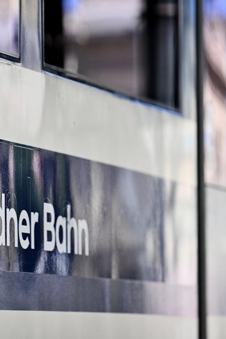 ++ THEMENBILD ++ BADNER BAHN / BAHN / ZUG / EISENBAHN / VERKEHR / ÖFFENTLICHE VERKEHRSMITTEL