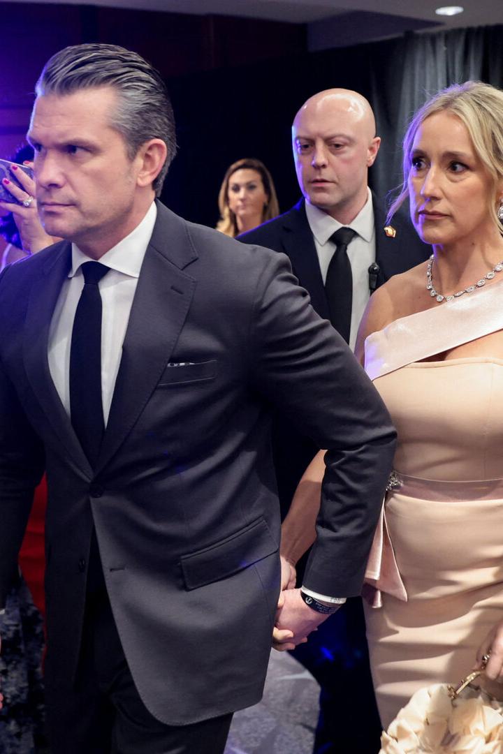 Pete Hegseth und Jennifer Rauchet verlassen das Correspondents Dinner