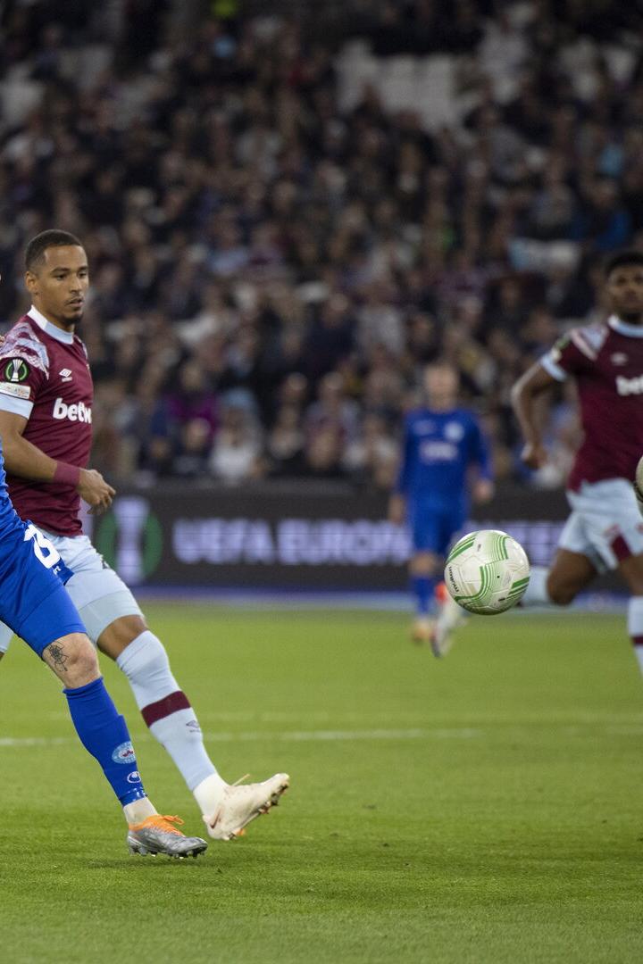 Tonni Adamsen (li., gegen West Ham) steht vor einem Wechsel zu Rapid