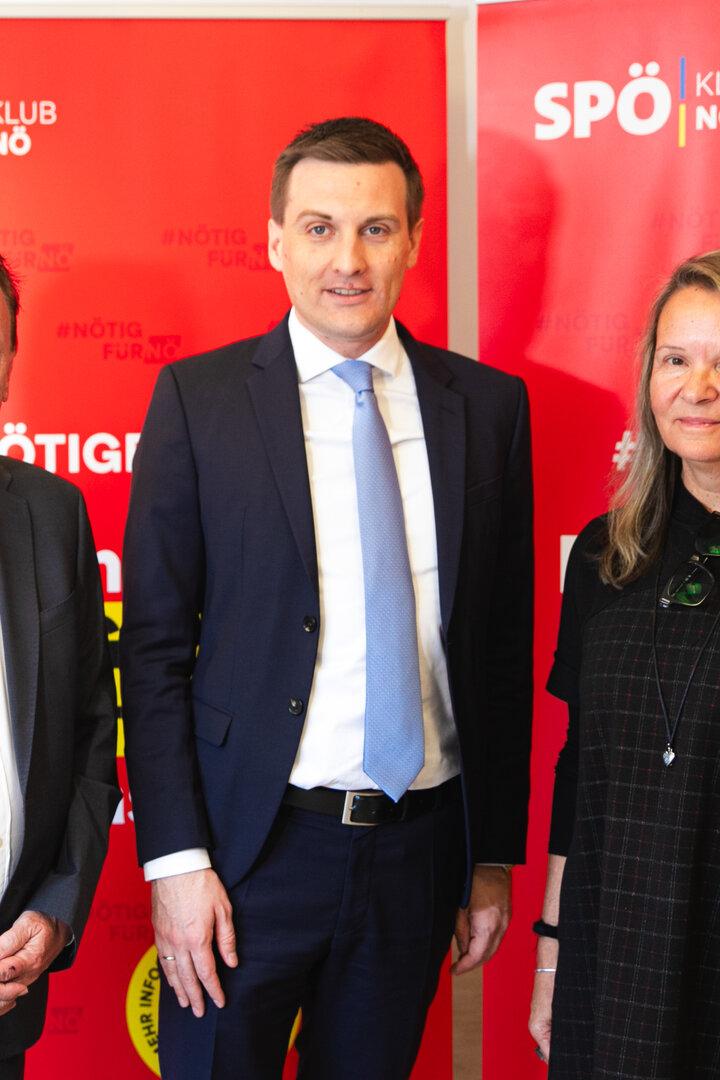 Drei Personen stehen vor roten SPÖ-Klub NÖ-Wänden und blicken in die Kamera.
