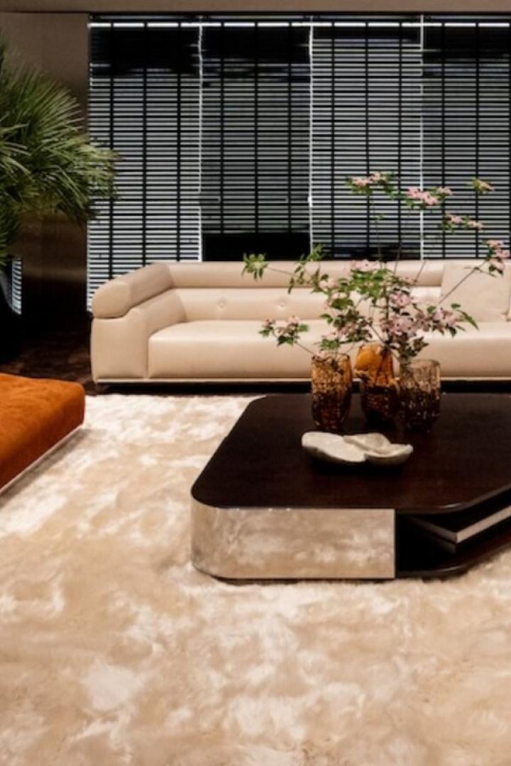 Wohnzimmer im Retro Stil von Minotti, Weißes Sofa, braunes Sofa, weißer Teppich, Aluminium Vertäfelung