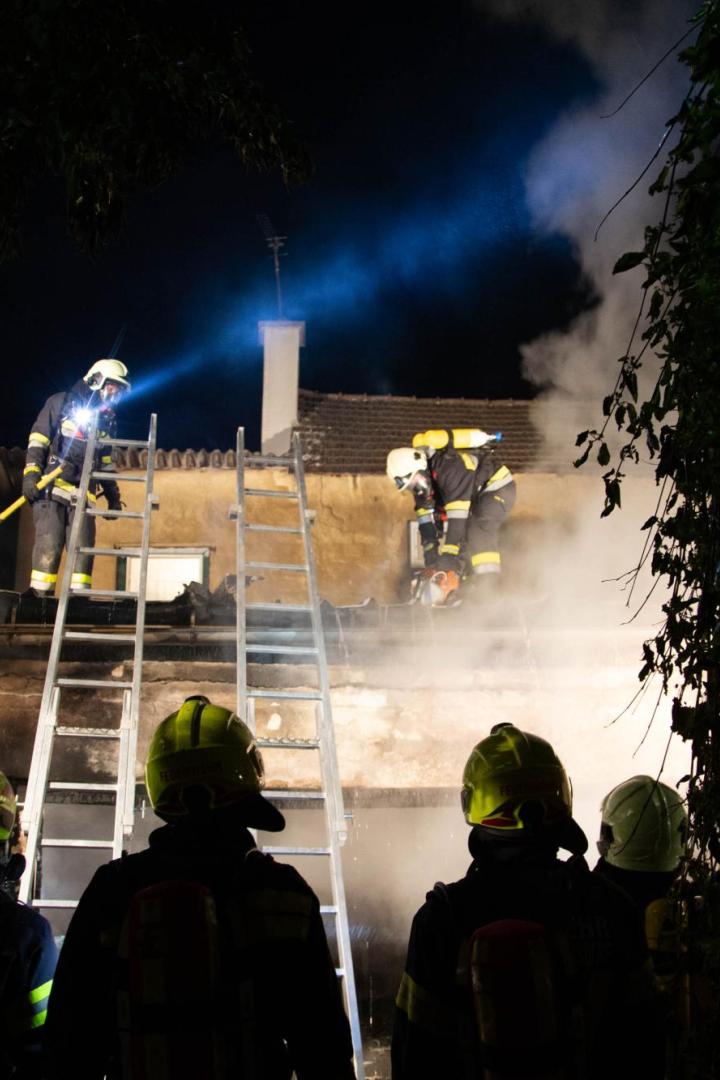 Meterhoch schlugen die Flammen aus dem Nebengebäude.