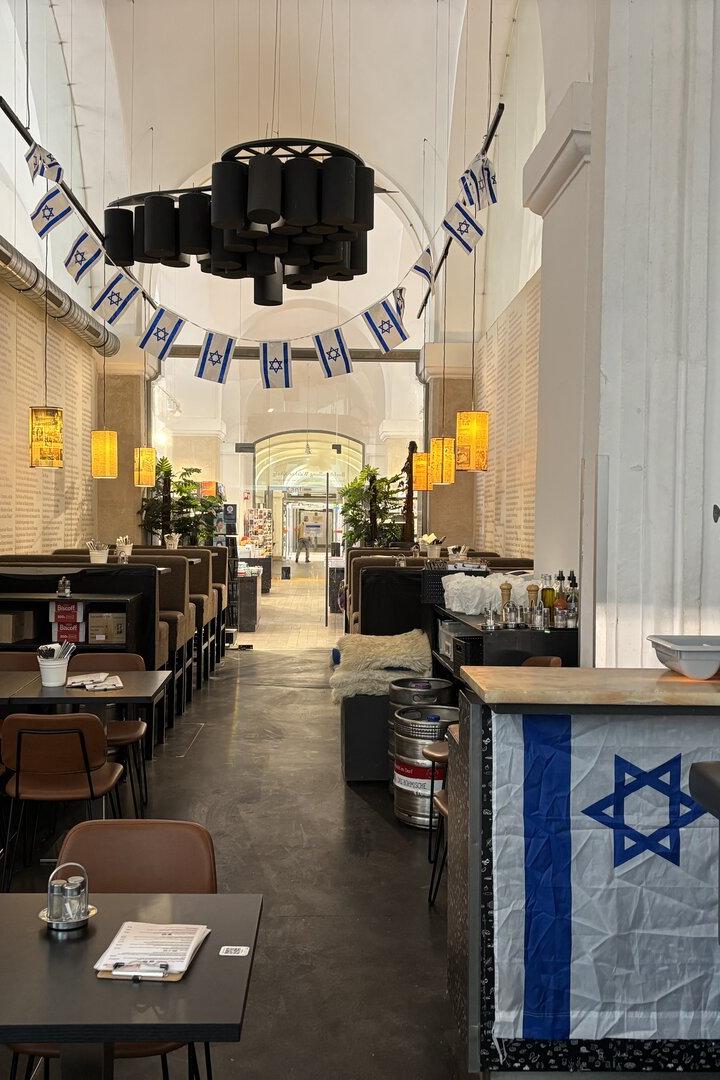 Innenraum MQ Kantine mit israelischen Flaggen