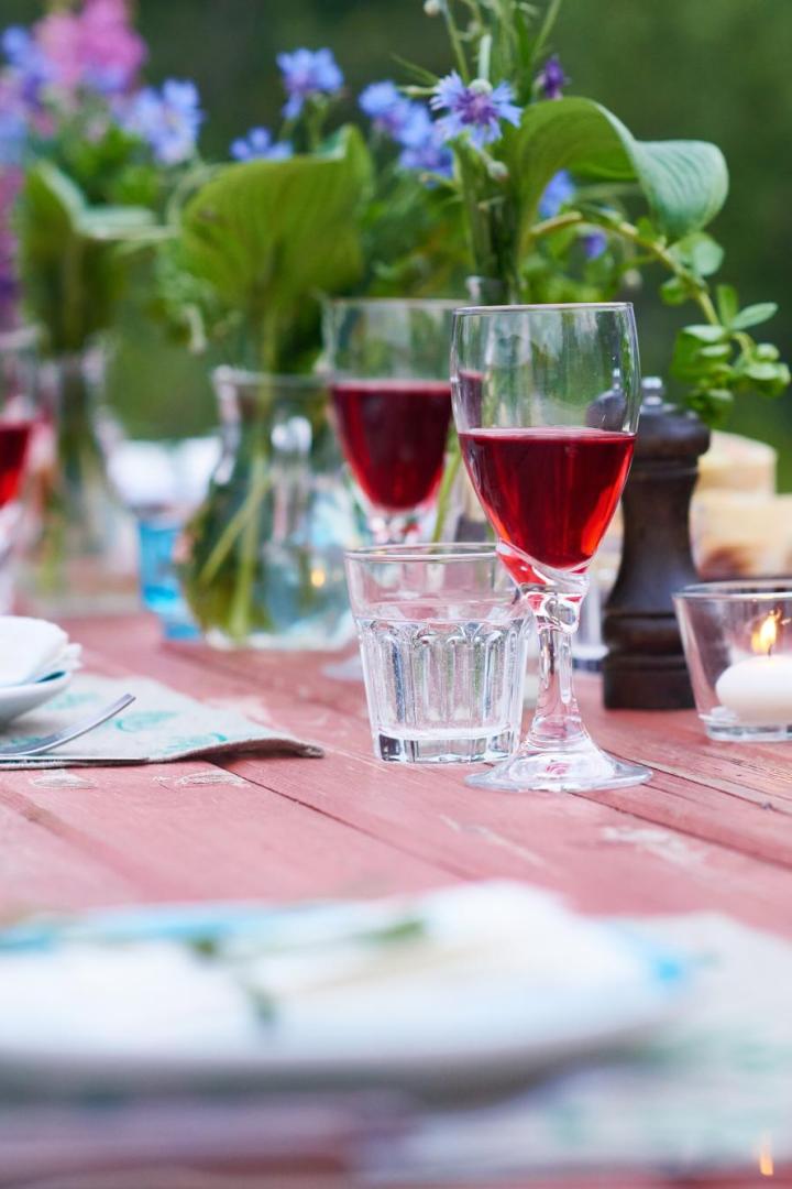 Gedeckter Tisch im Gastgarten